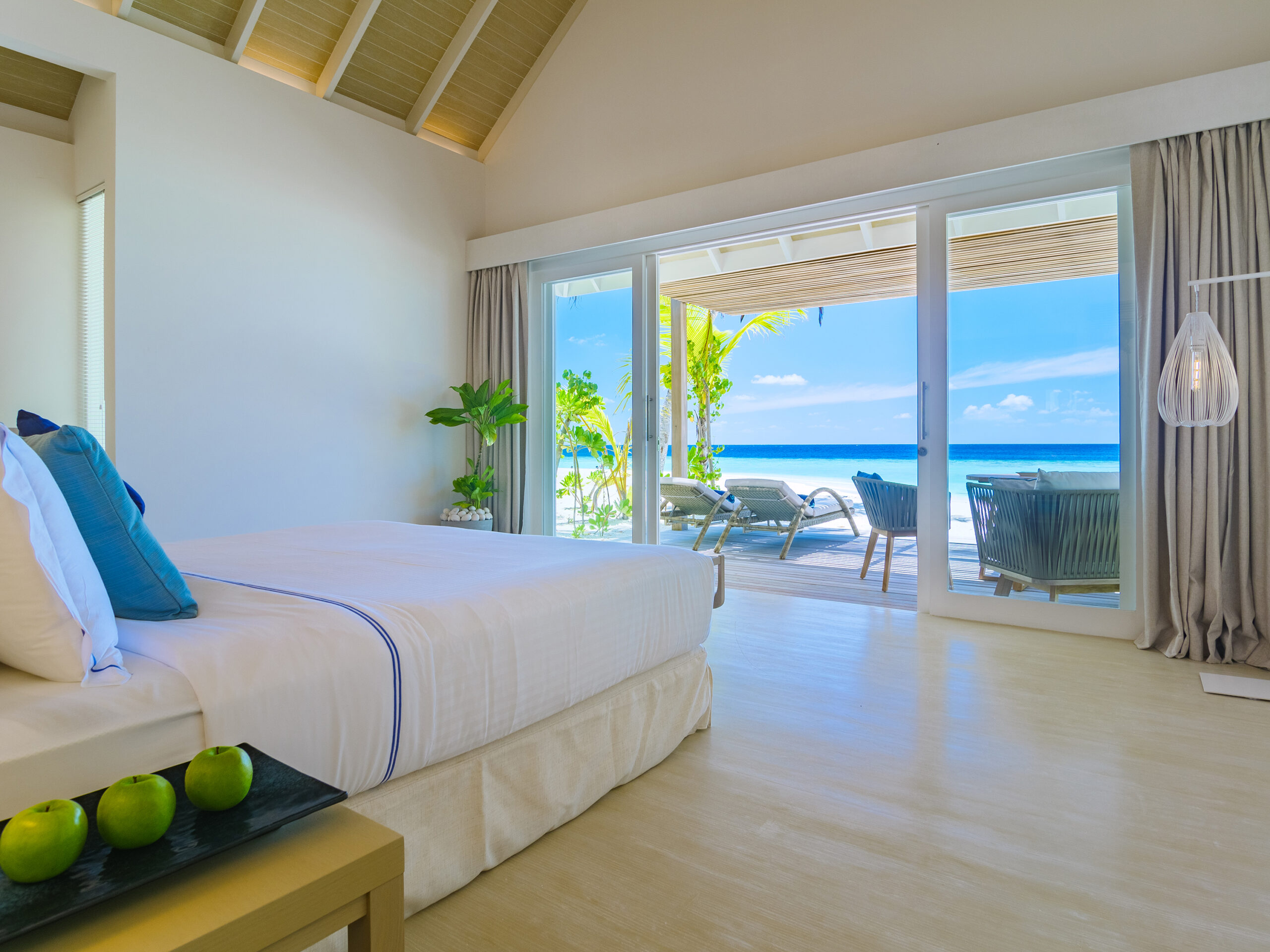 Baglioni_Resort_Maldives_Beach_Villa_Bedroom_01