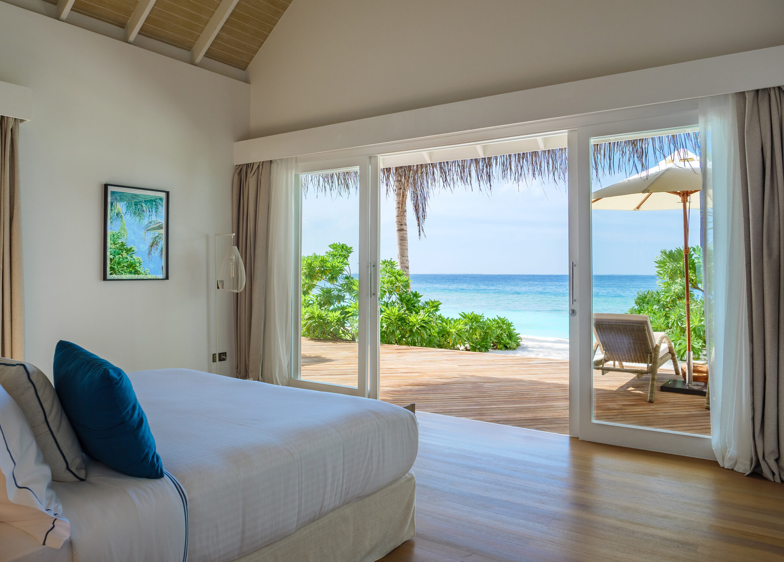 Baglioni_Resort_Maldives_Deluxe_Beach_Suite_with_pool_bedroom_02