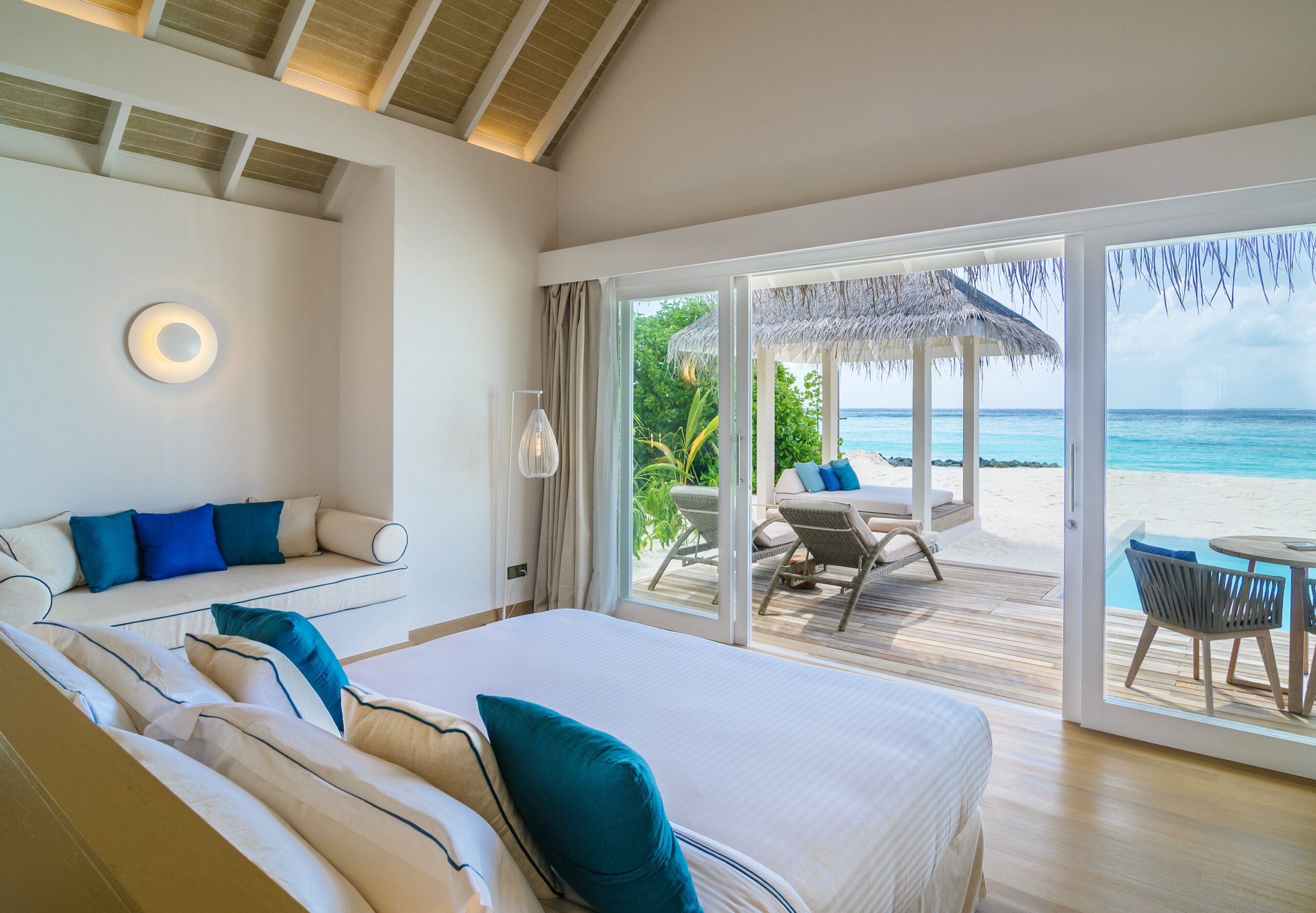Baglioni_Resort_Maldives_Deluxe_Beach_Villa_with_pool_Bedroom