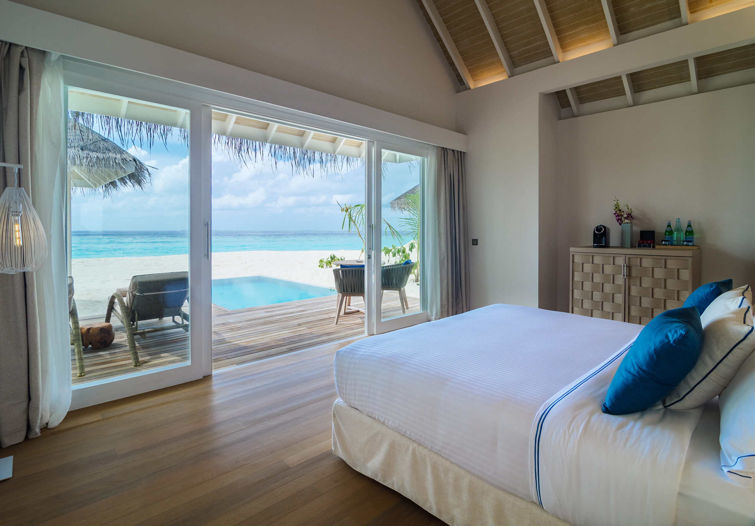 Baglioni_Resort_Maldives_Deluxe_Beach_Villa_with_pool_Bedroom_02