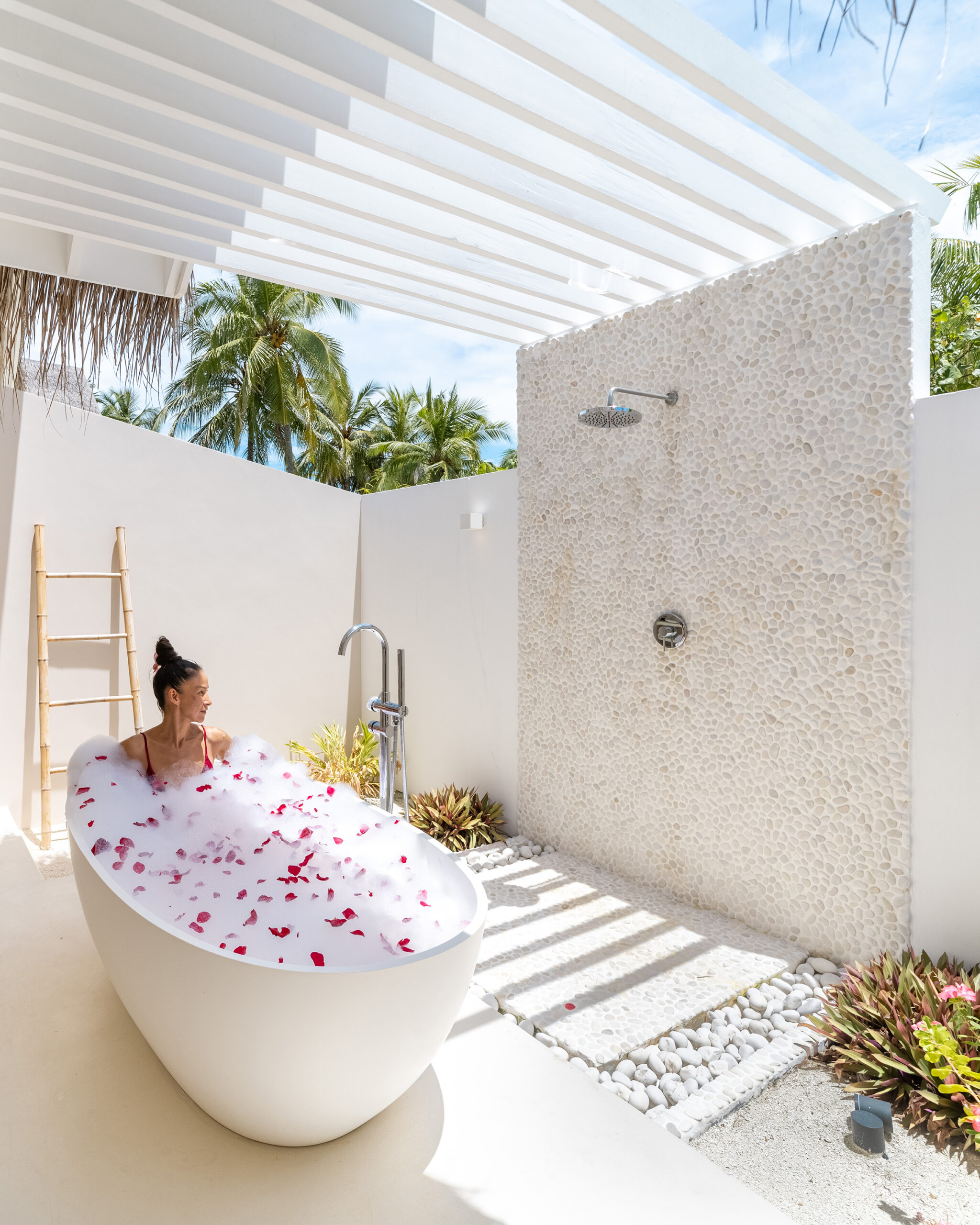 Baglioni_Resort_Maldives_Deluxe_Beach_Villa_with_pool_bathroom_Vertical