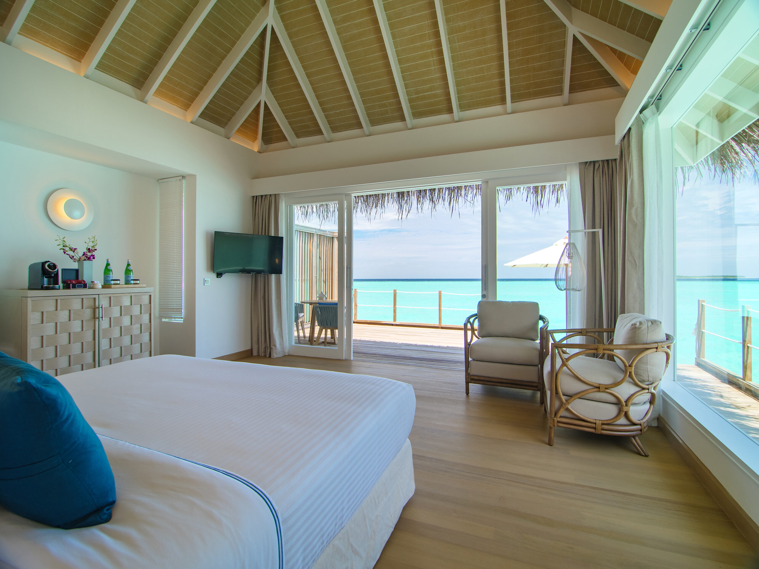 Baglioni_Resort_Maldives_Water_Villa_interior_02
